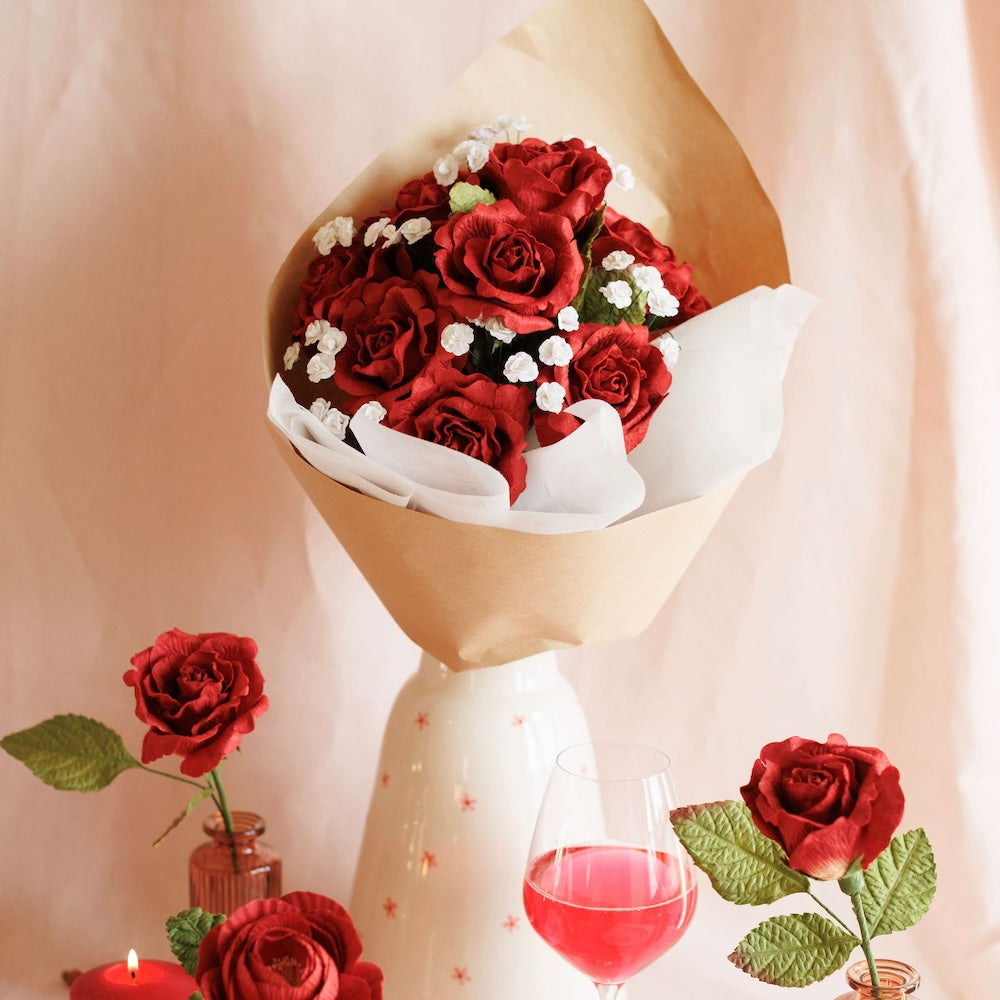 Flowrette Fleurs en papier Passion bouquet papier 5 roses rouges S