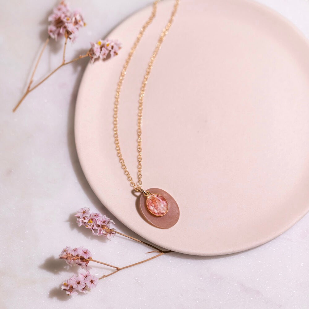 Flowrette Léonie collier fleurs séchées résine doré