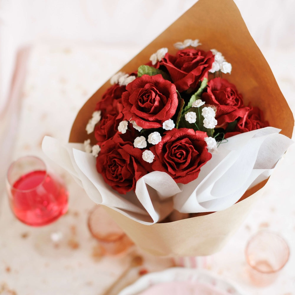 Flowrette Fleurs en papier Passion bouquet papier 5 roses rouges S