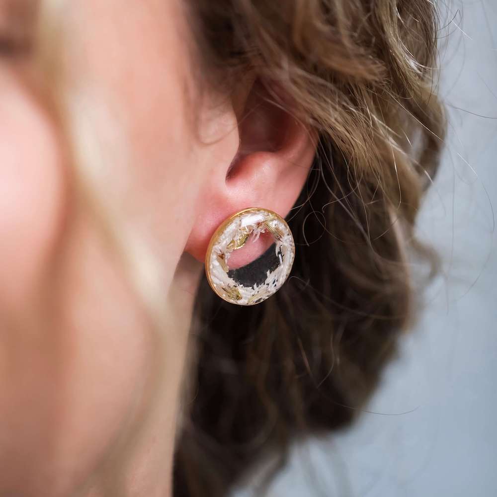Flowrette Alba petites boucles d'oreilles fleurs séchées or