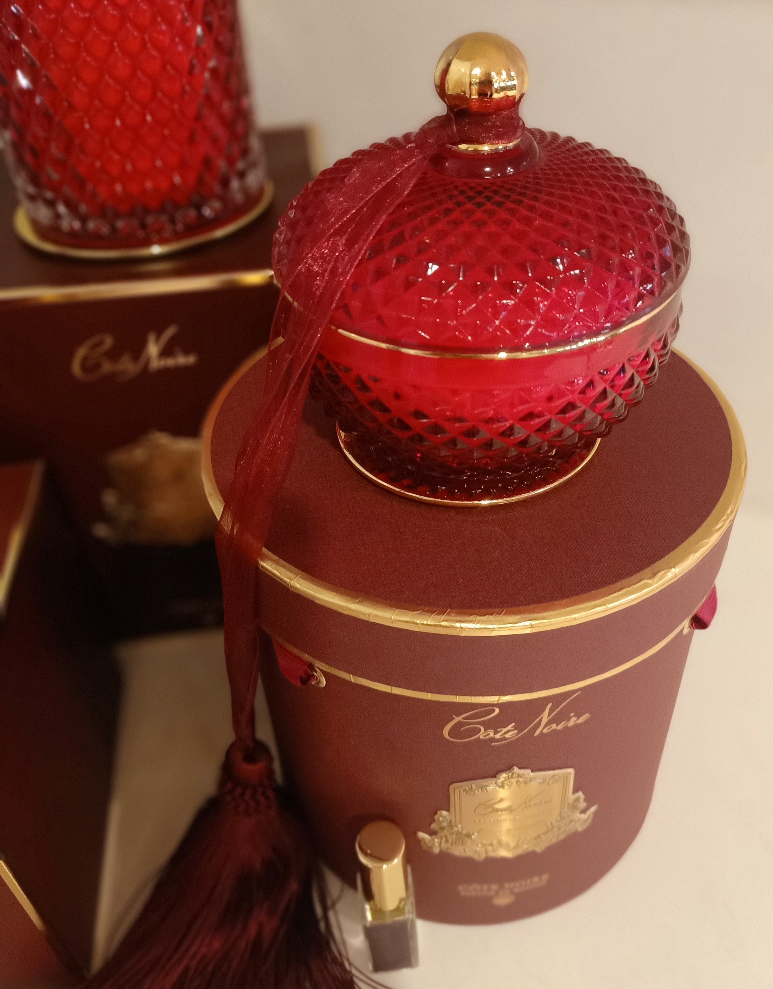 Côte Noire Art Deco GML30007 bougie 300g rose oud rouge