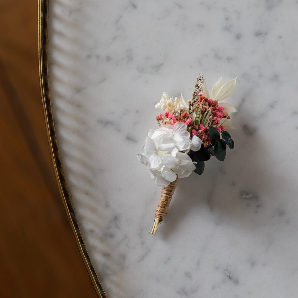 Flowrette Bérénice boutonnière fleurs séchées blanches mariage