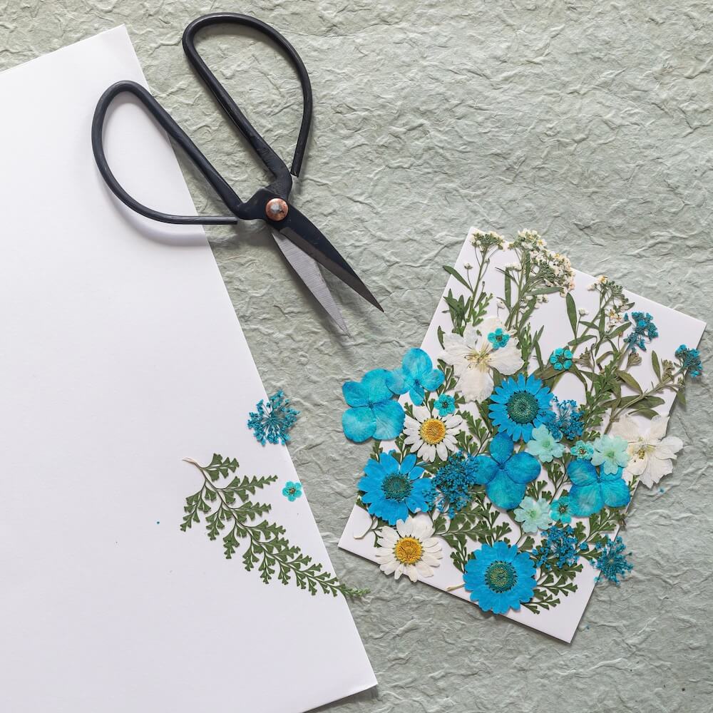 Flowrette Loisirs créatifs kit DIY herbier lettre bleue Canson