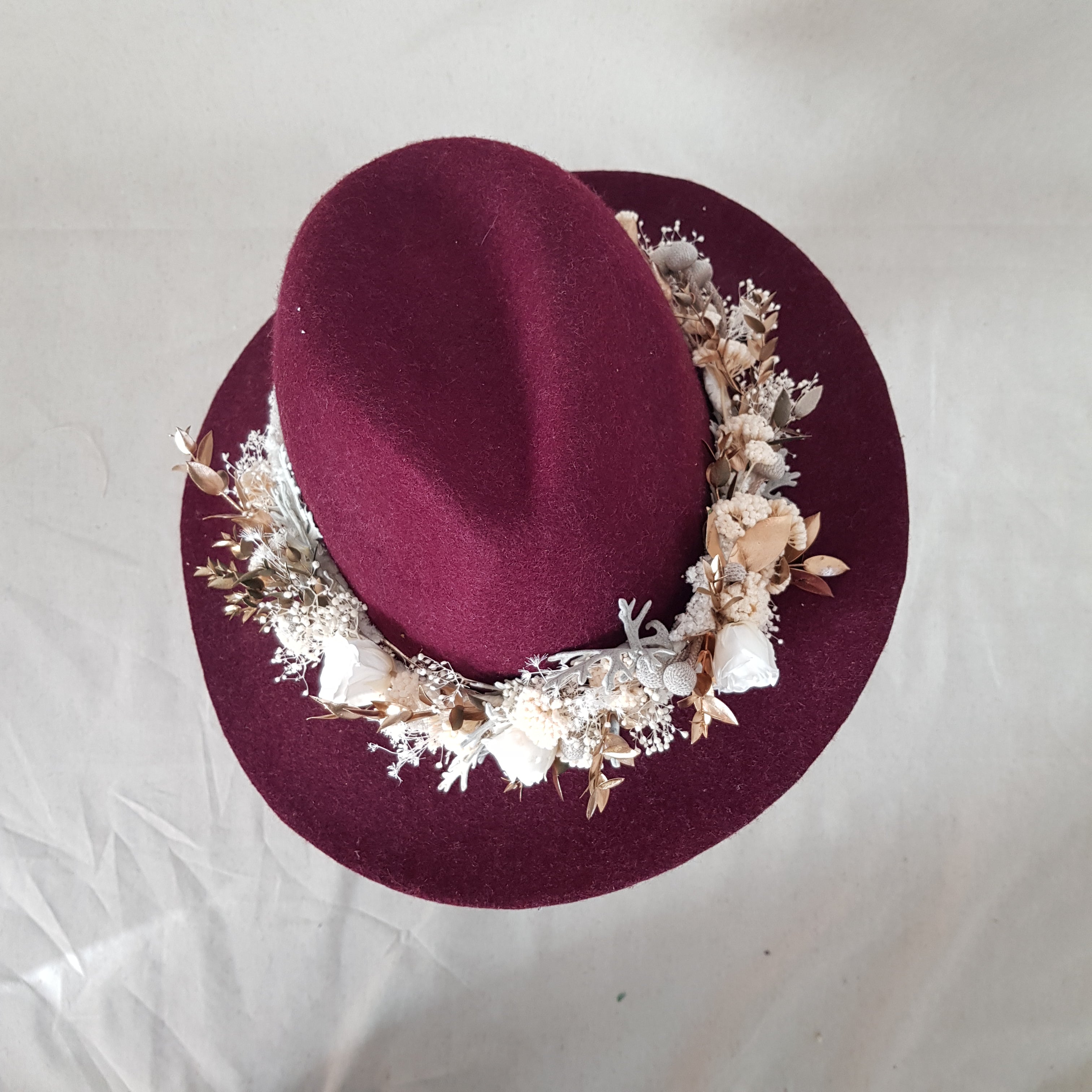 Ateliers Ouchamp Boîtes Carrefour de Norvège accessoire chapeau ruban blanc