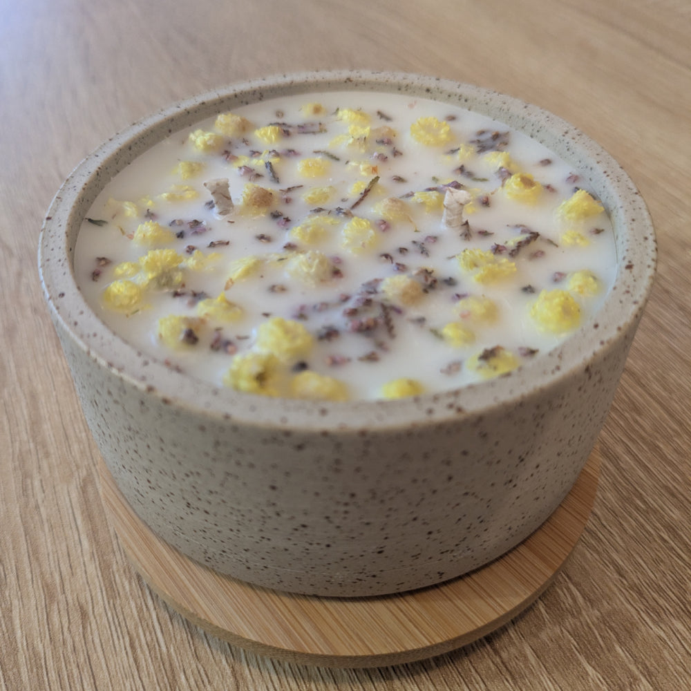 Nymaya Forclaz bougie jasmin fleurs séchées jaune bleu