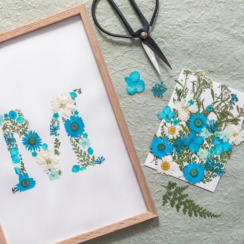 Flowrette Loisirs créatifs kit DIY herbier lettre bleue Canson