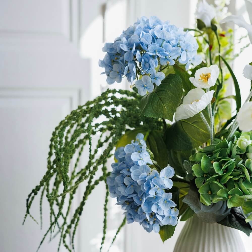 Flowrette Madeleine bouquet fleurs artificielles blanc bleu
