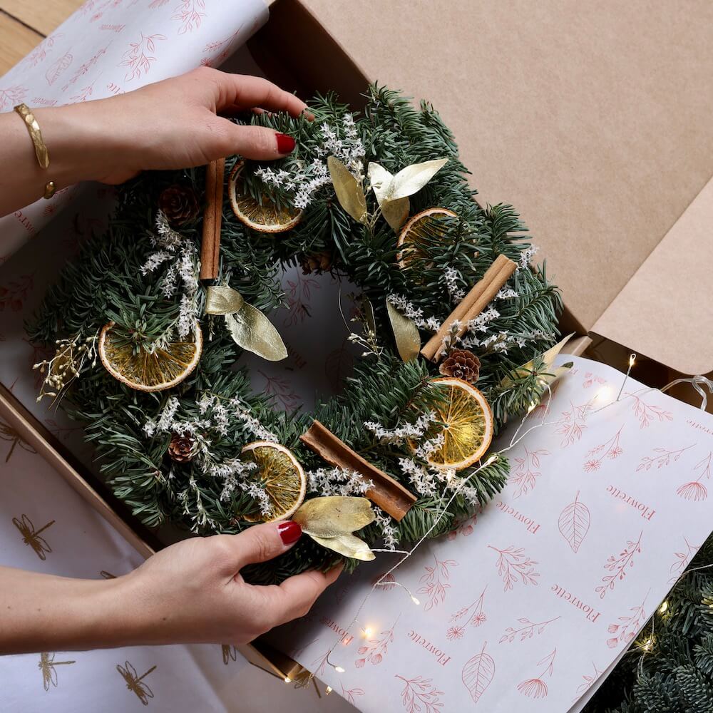 Flowrette Couronne de Noël sapin frais fleurs séchées cannelle