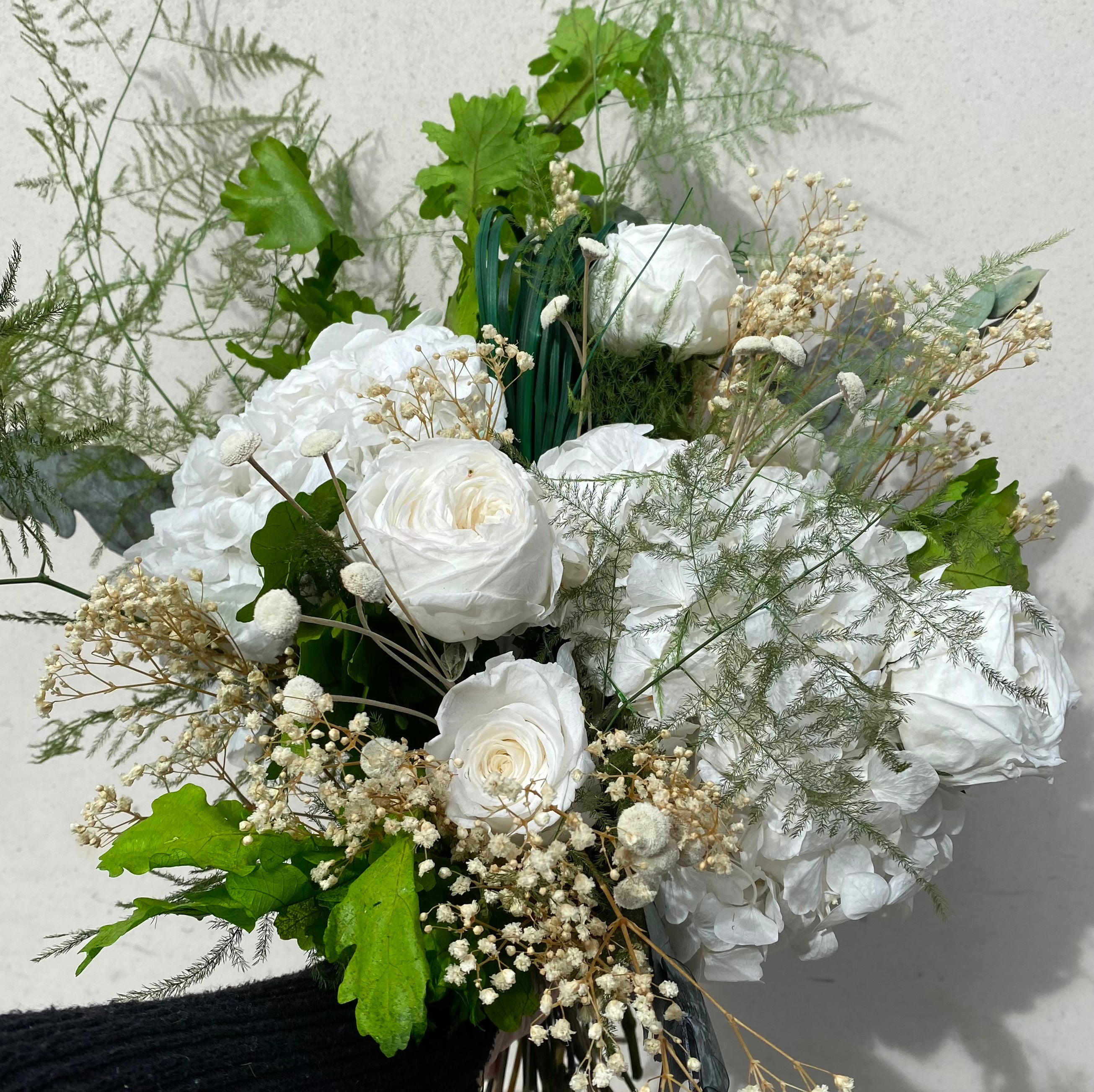 Ateliers Ouchamp Bouquets Place Joffre bouquet roses blanches