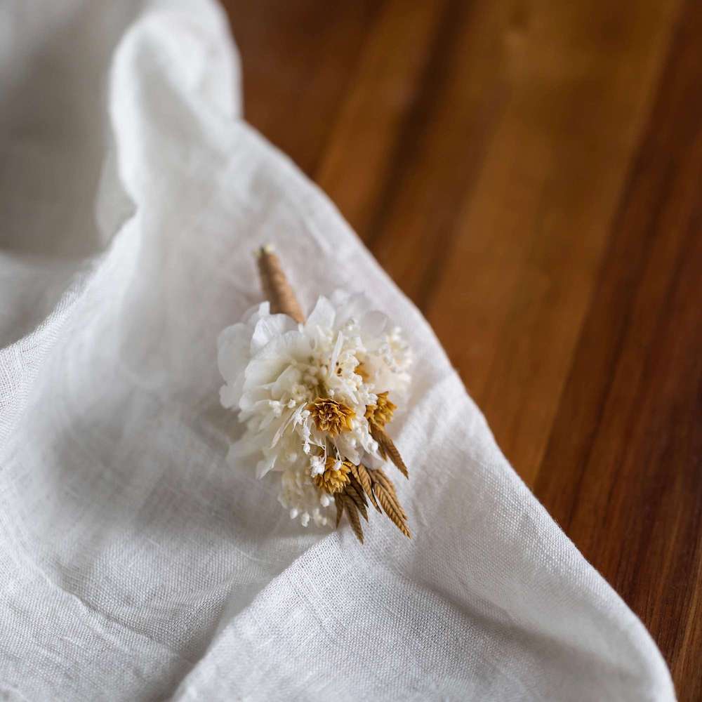 Flowrette Léna boutonnière fleurs séchées blanche mariage