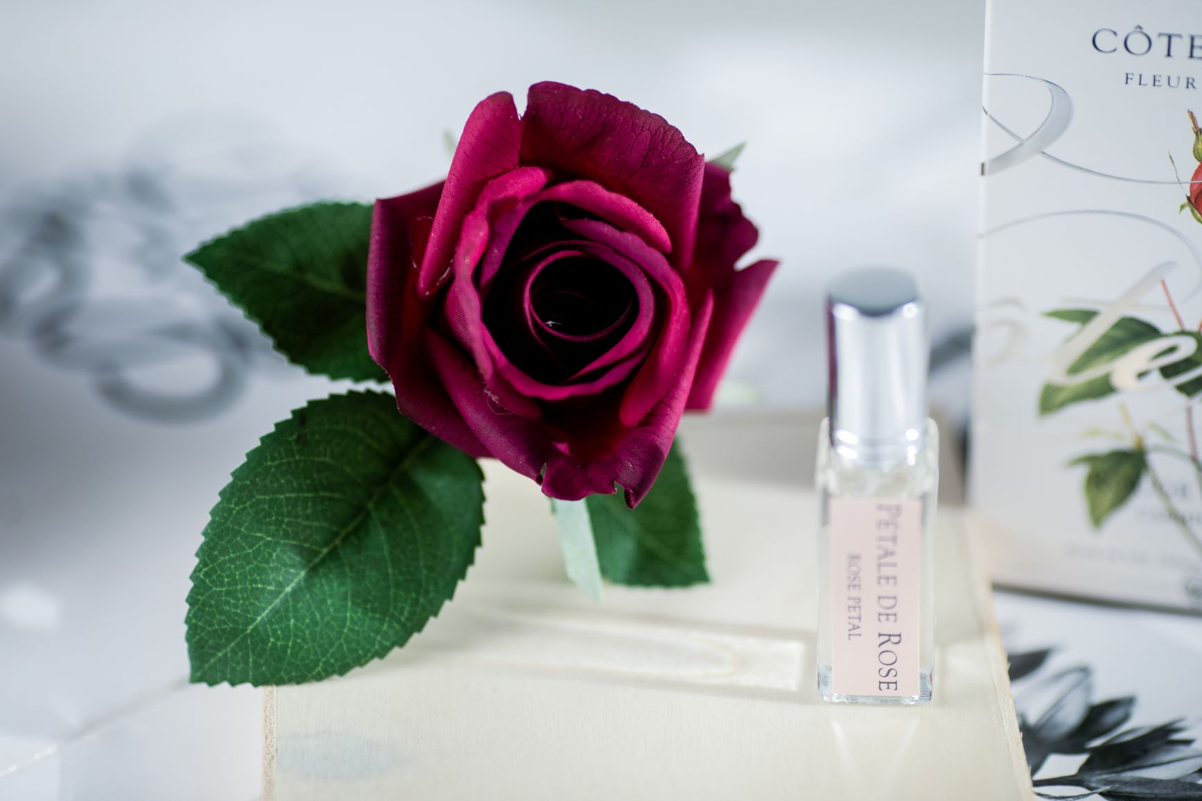 Côte Noire Perfumed Flowers GMRB44 bouton rose rouge carmin