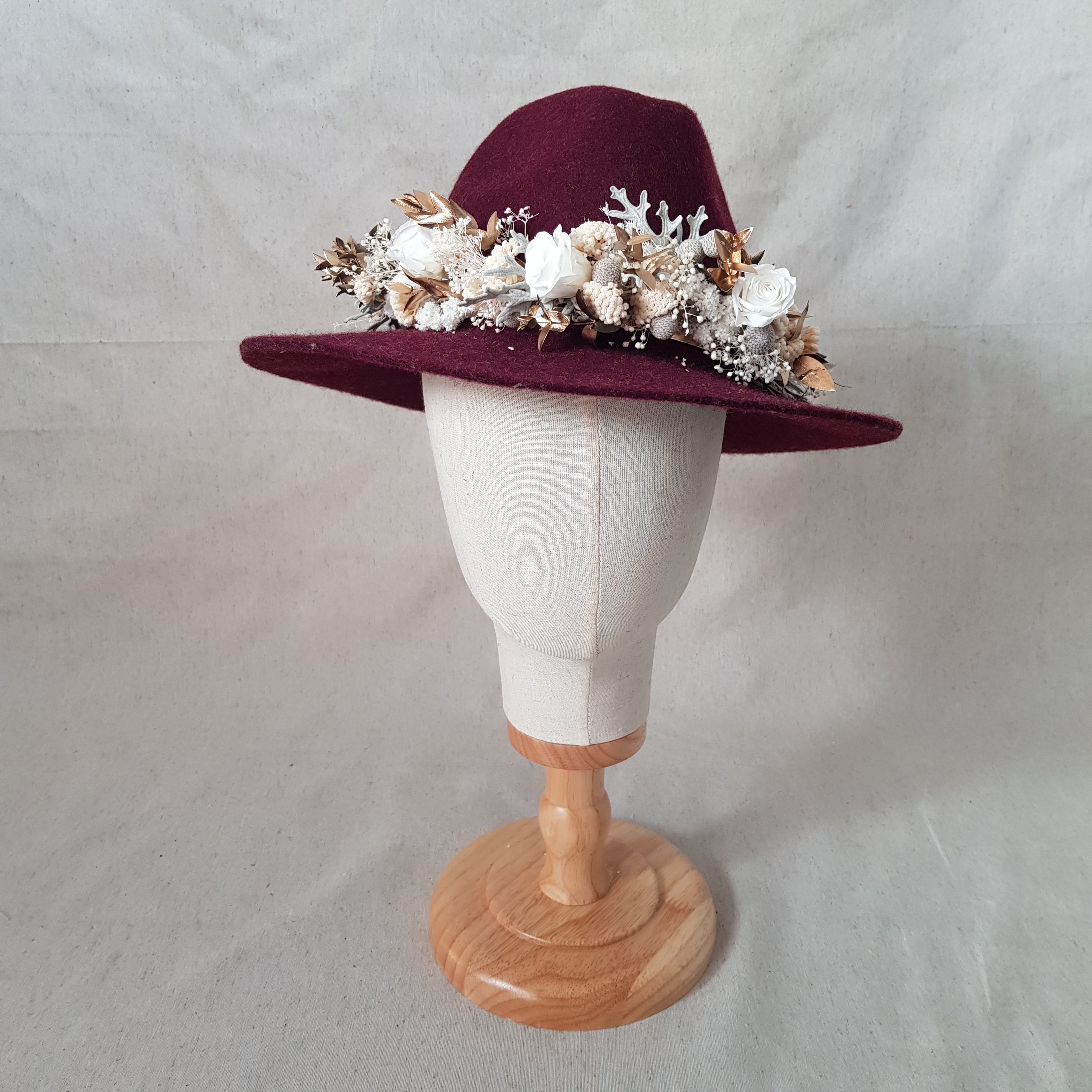 Ateliers Ouchamp Boîtes Carrefour de Norvège accessoire chapeau ruban blanc