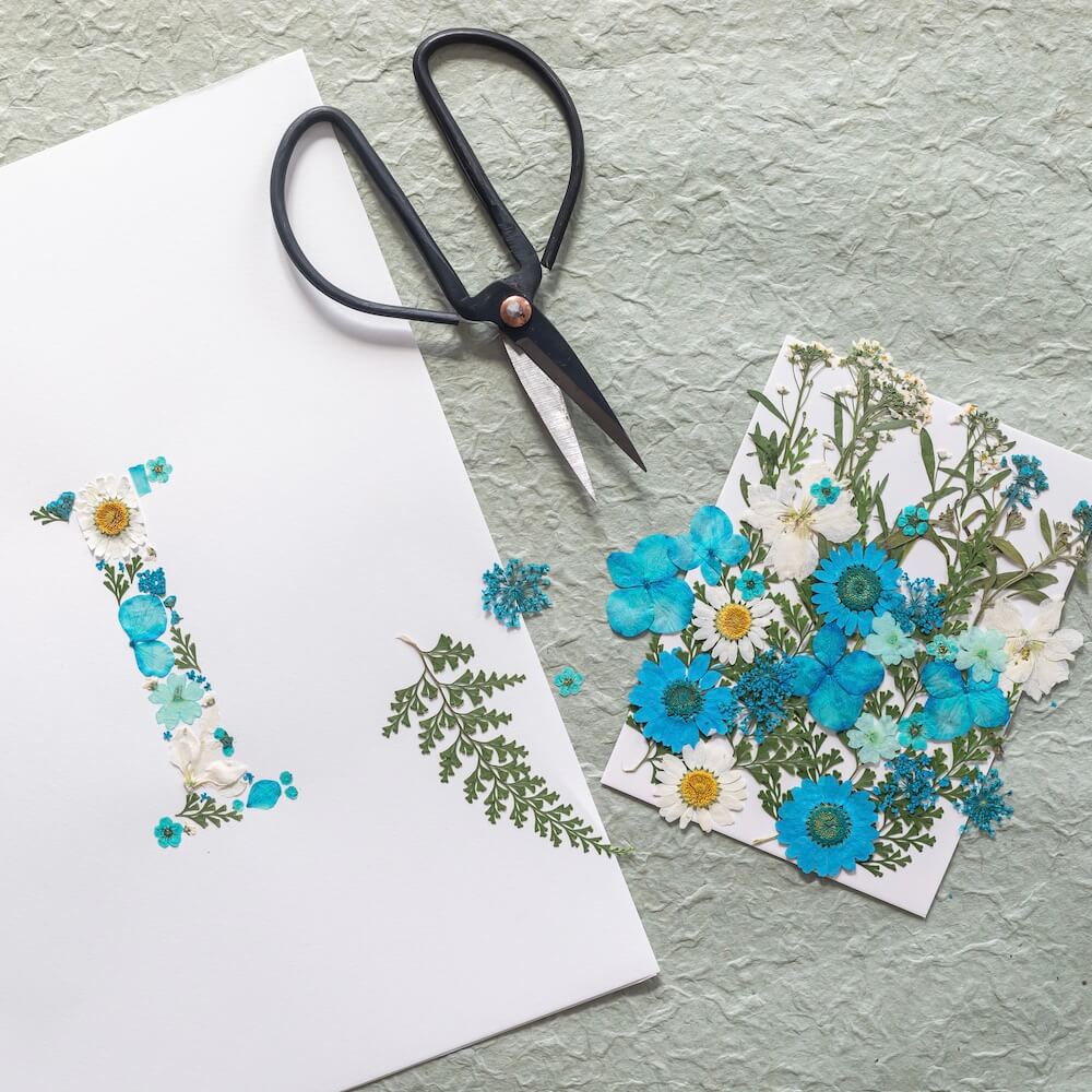 Flowrette Loisirs créatifs kit DIY herbier lettre bleue Canson
