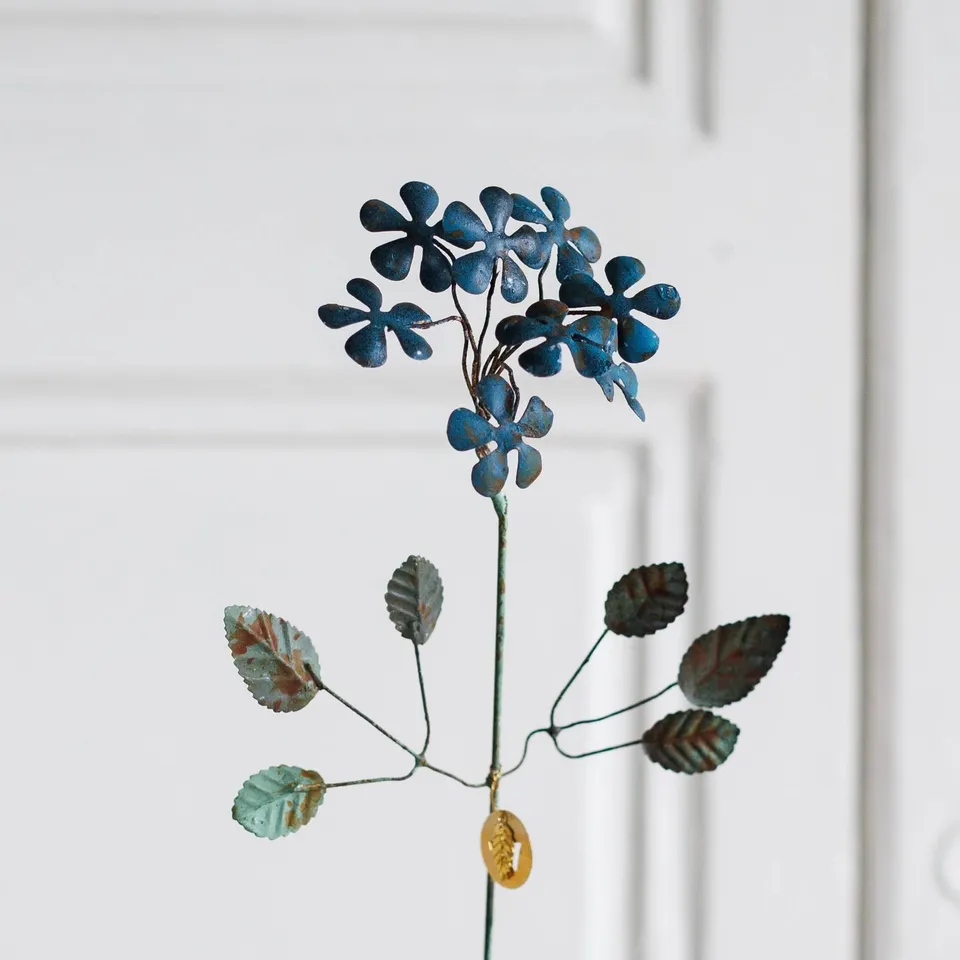 Flowrette Décoration Kalika fleur laiton bleue artisanale