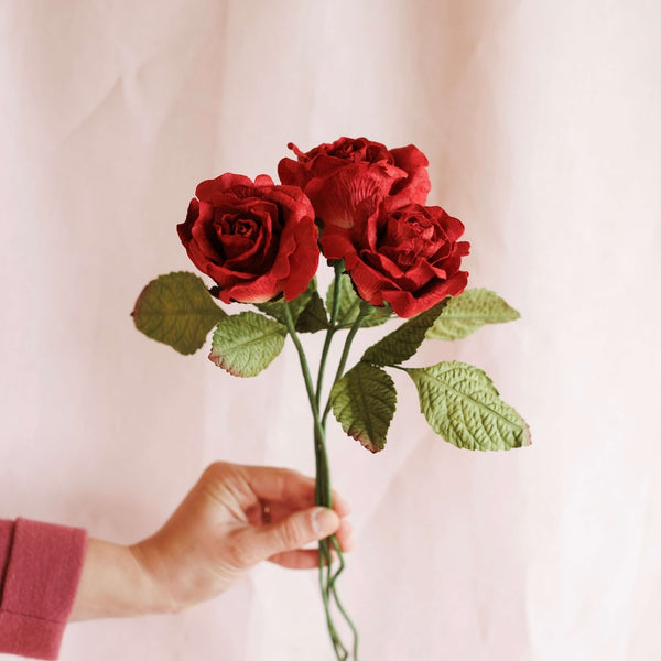 Flowrette Fleurs en papier bouquet 3 roses rouge vif
