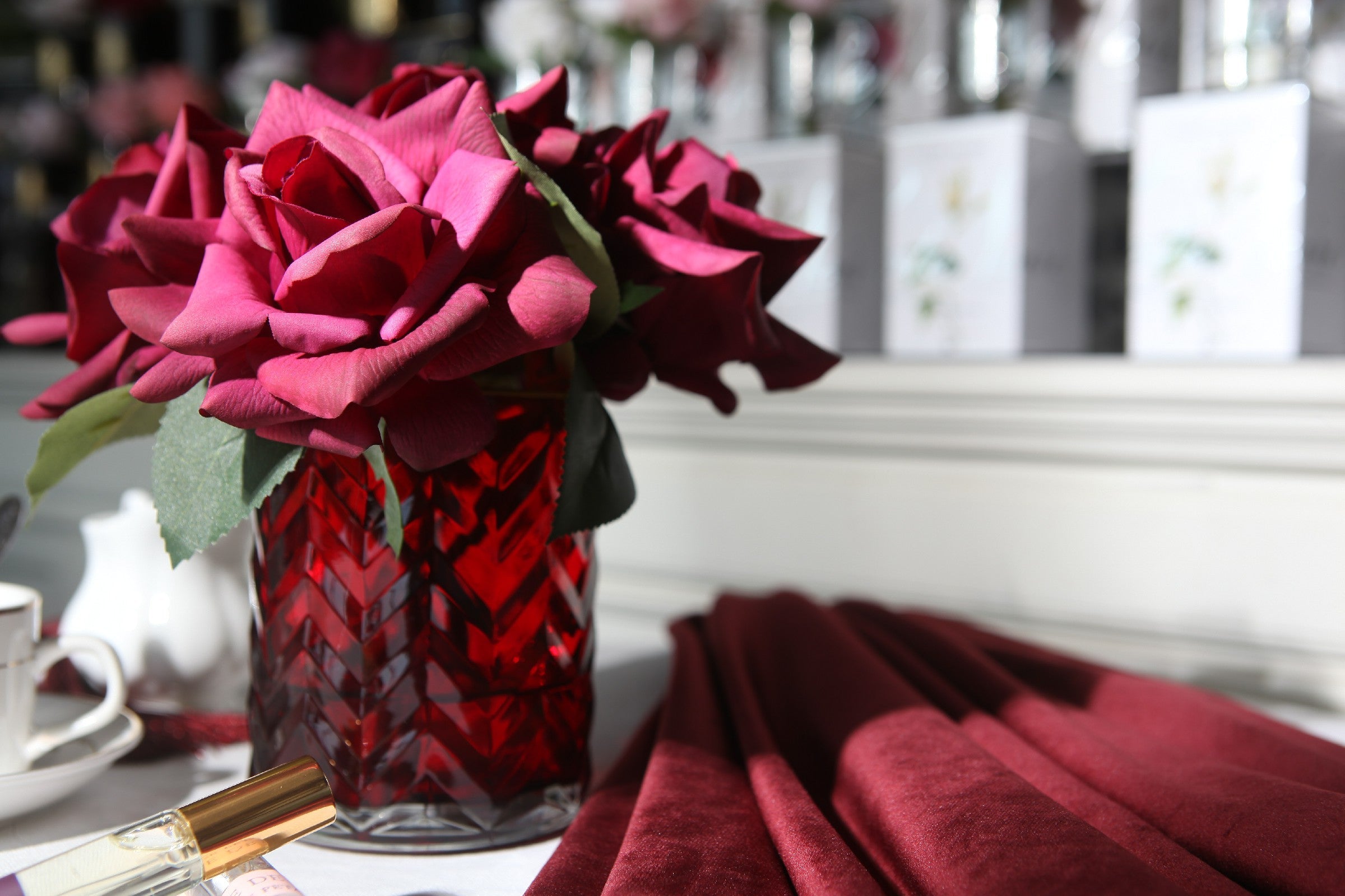 Côte Noire Herringbone HCF06 fleurs roses rouges vase