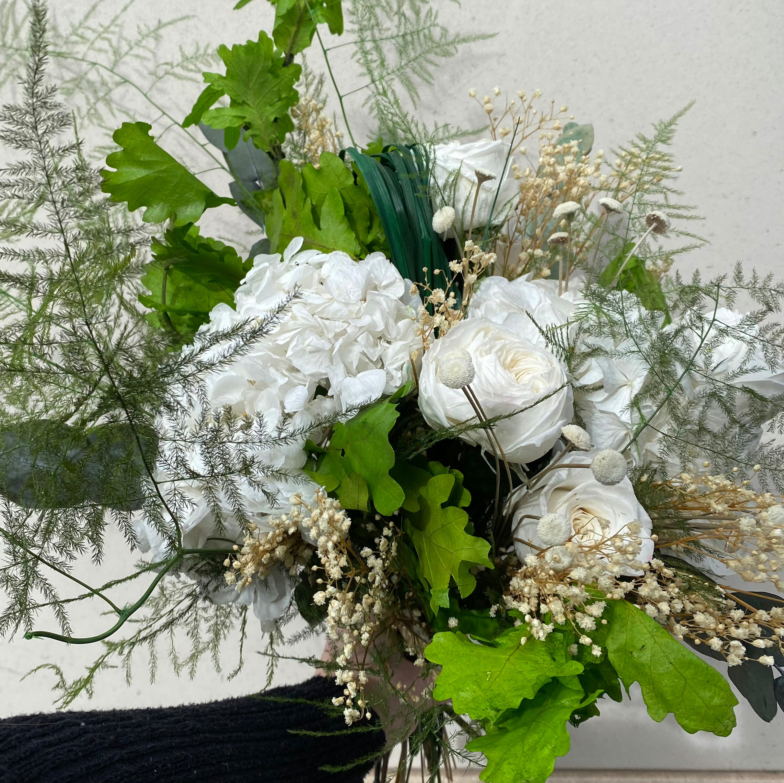 Ateliers Ouchamp Bouquets Place Joffre bouquet roses blanches
