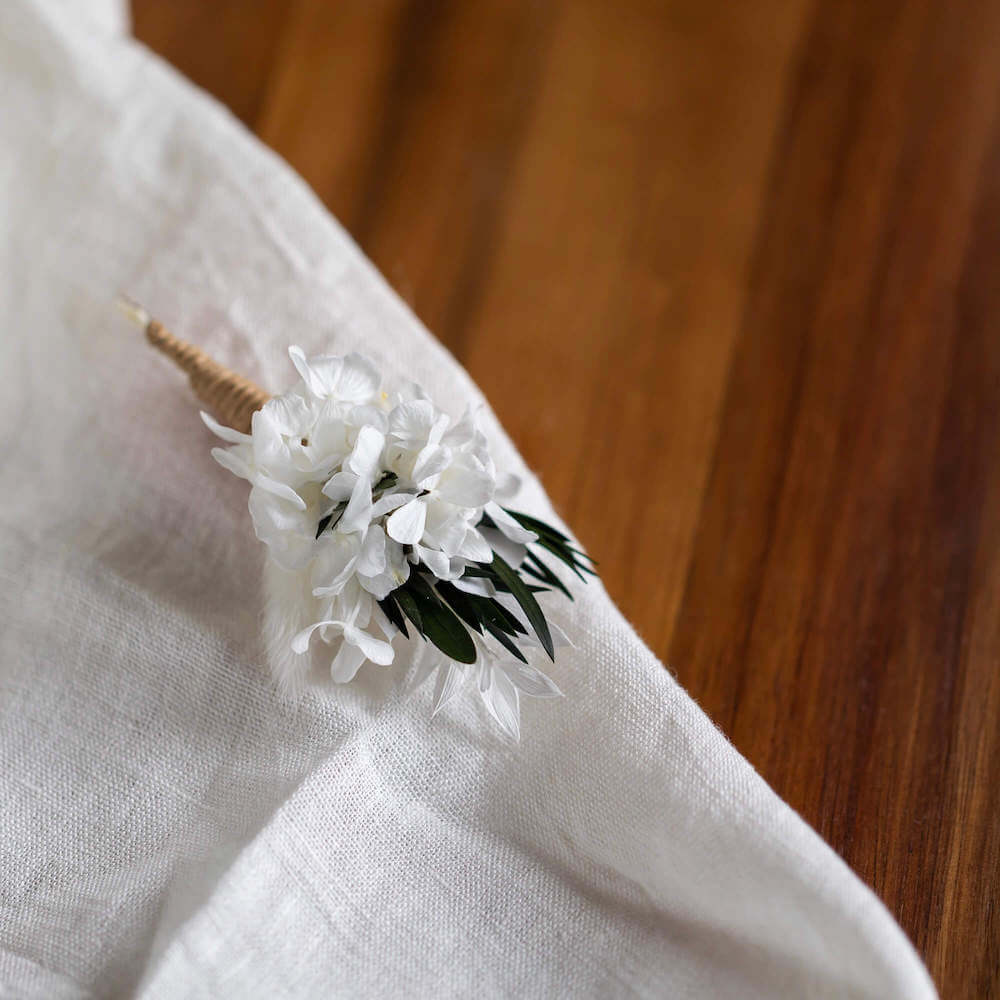 Flowrette Romy boutonnière mariage fleurs séchées blanche