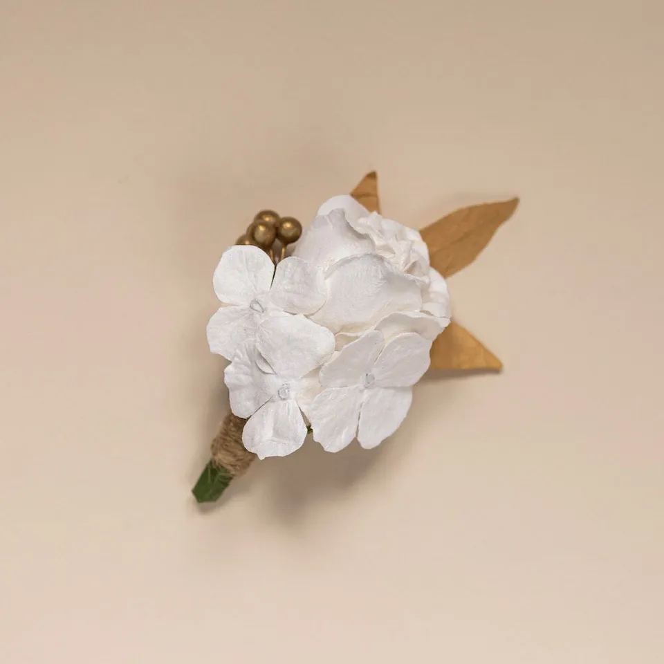 Flowrette Bijoux boutonnière papier blanc doré mariage hortensia