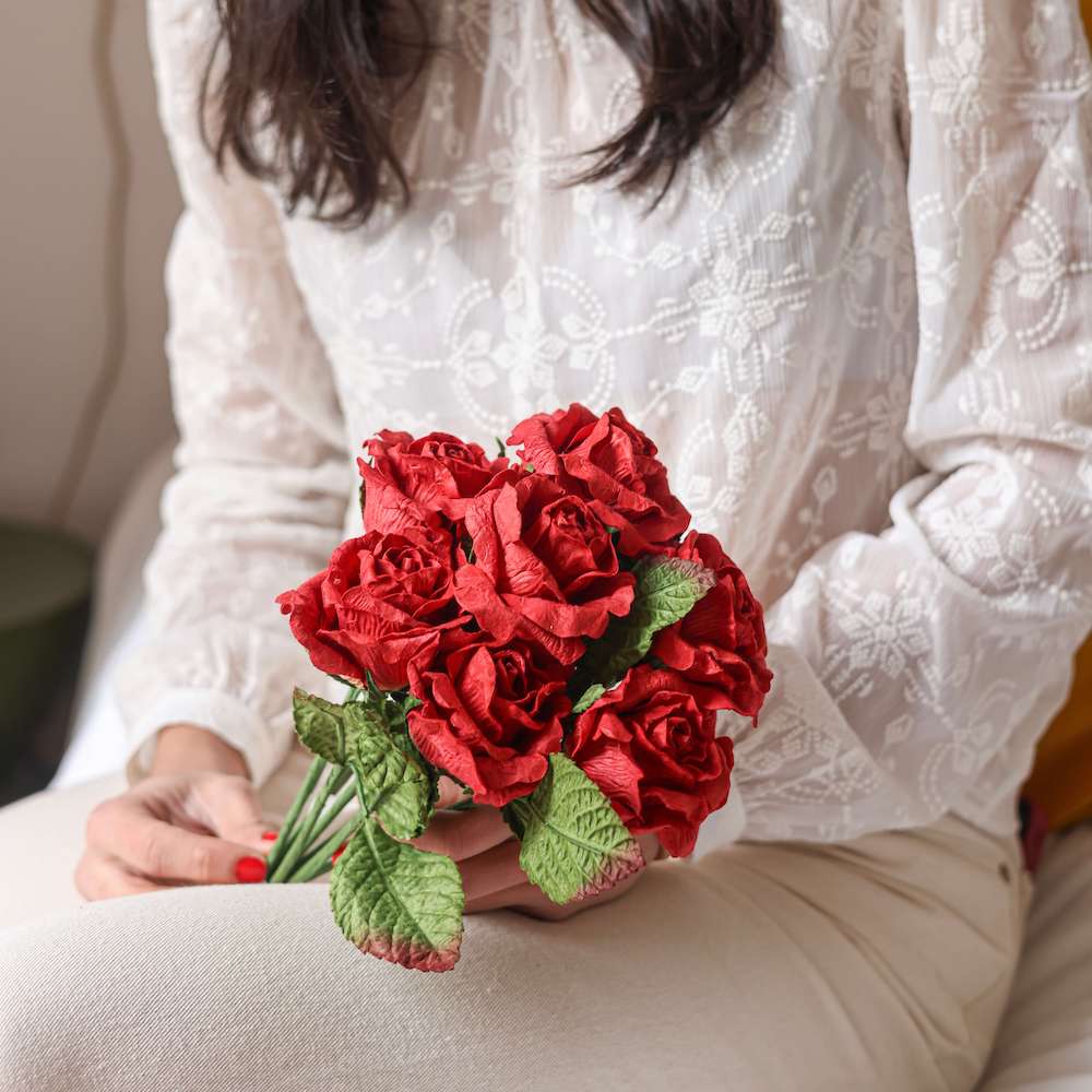 Flowrette Grand Amour bouquet papier roses rouges taille S