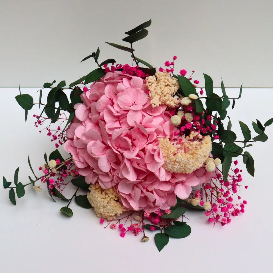 Ateliers Ouchamp Mariage Mur des Je t'aime bouquet mariée blanc