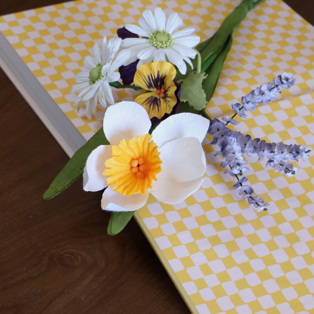 Flowrette Hopper bouquet fleurs en papier narcisses et pensées