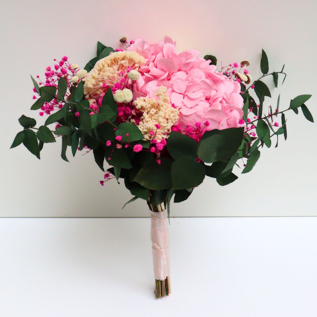 Ateliers Ouchamp Mariage Mur des Je t'aime bouquet mariée blanc