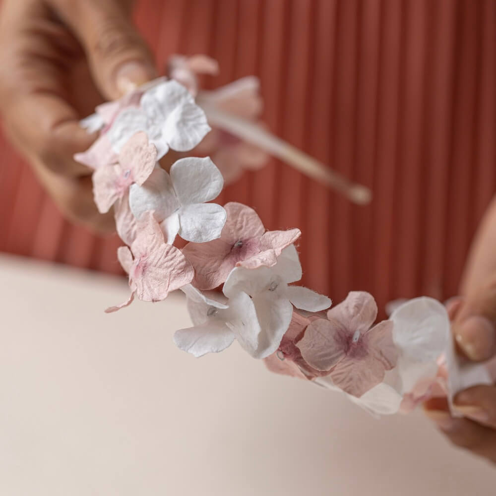 Flowrette Serre tête papier blanc rose M accessoire mariage