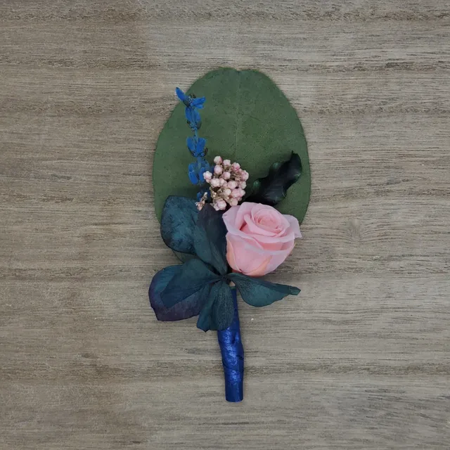 Ateliers Ouchamp Rue Ronsard boutonnière mariage stabilisée rose 10 cm