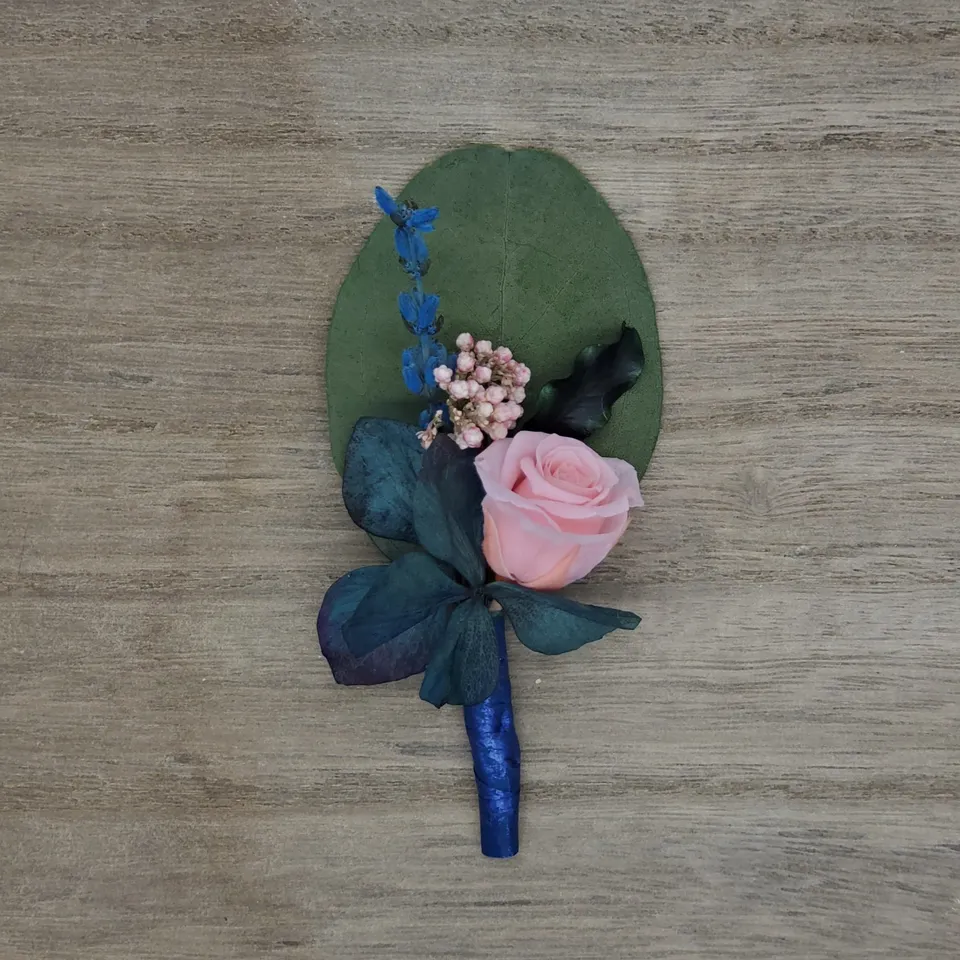 Ateliers Ouchamp Rue Ronsard boutonnière mariage stabilisée rose 10 cm