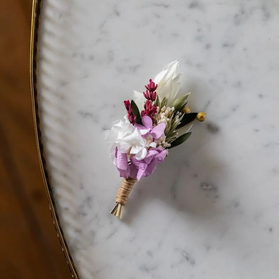 Flowrette Davia Boutonnière fleurs séchées accessoire mariage mauve
