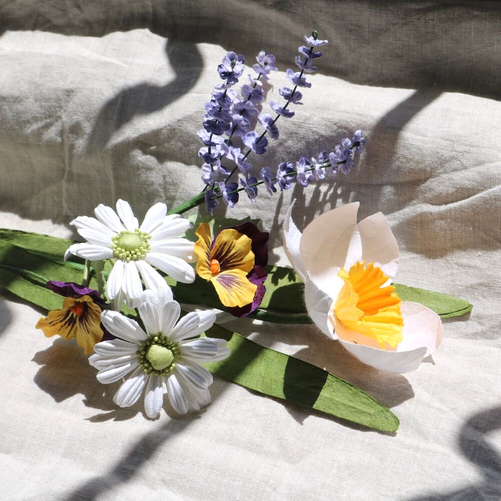Flowrette Hopper bouquet fleurs en papier narcisses et pensées