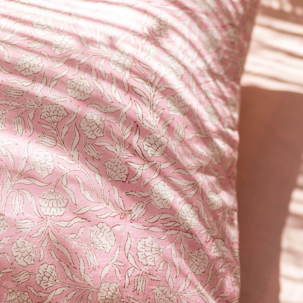 Flowrette Gaya housse de coussin rose blanc