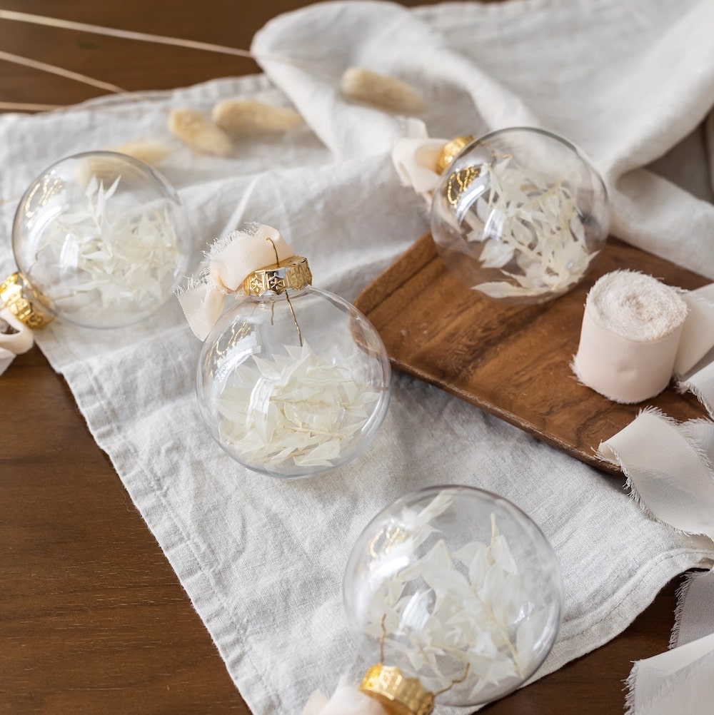 Flowrette Décoration Lot 4 boules de Noël blanches ruscus
