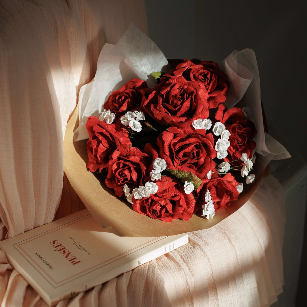 Flowrette Fleurs en papier Passion bouquet papier 5 roses rouges S