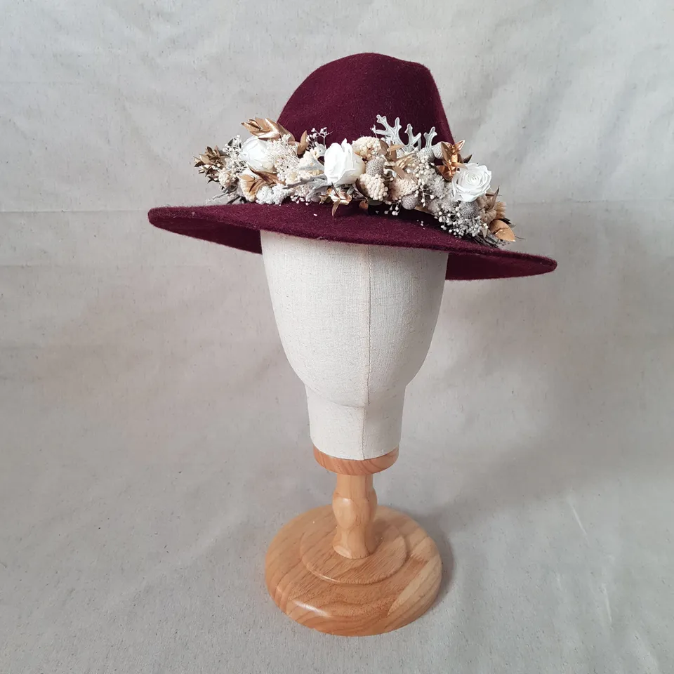 Ateliers Ouchamp Boîtes Carrefour de Norvège accessoire chapeau ruban blanc