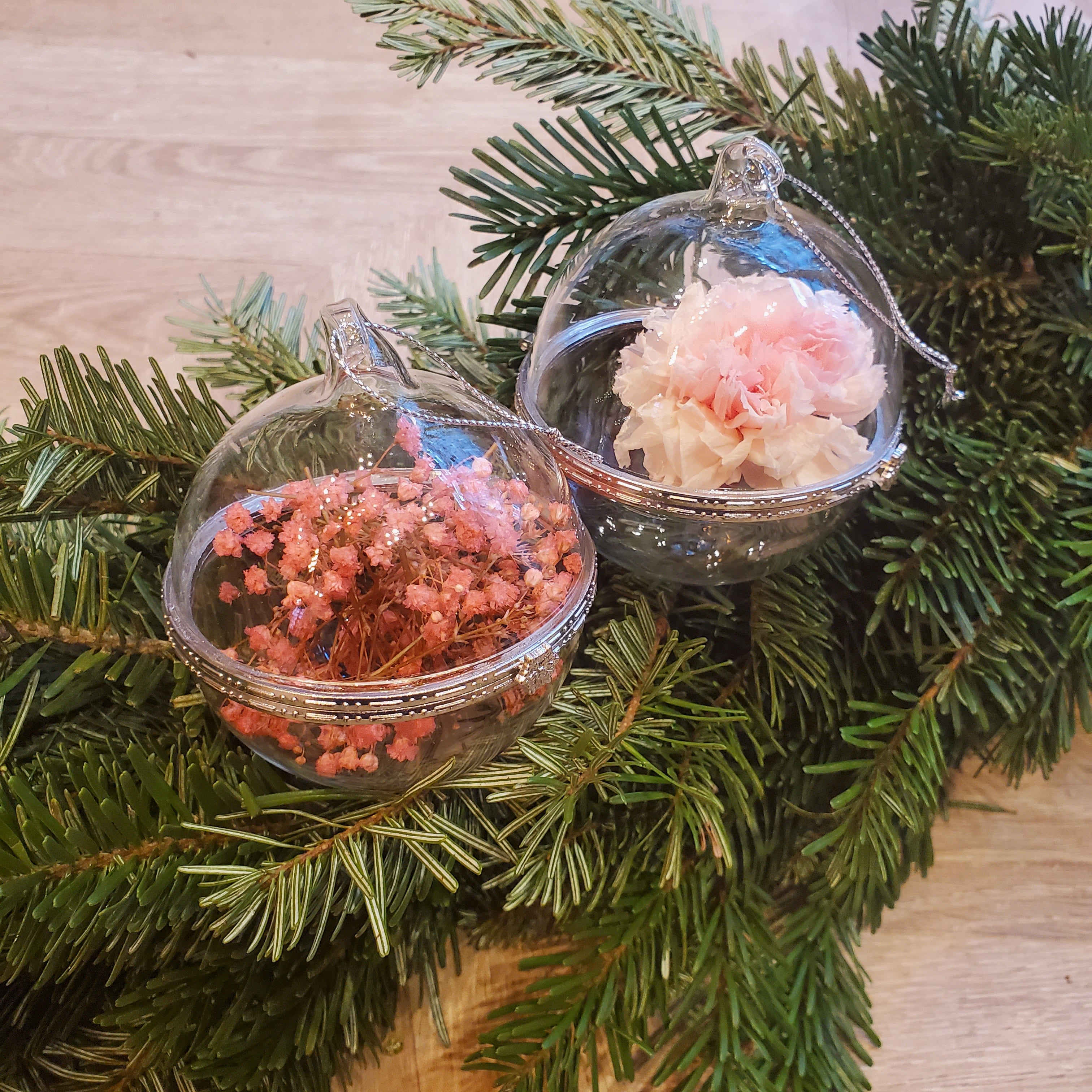Ateliers Ouchamp Cadeaux Boules Noël Rose fleurs stabilisées lot 4