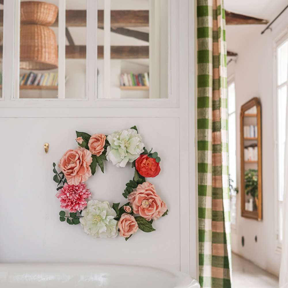 Flowrette Fleurs en papier Monet couronne murale 45 cm rose