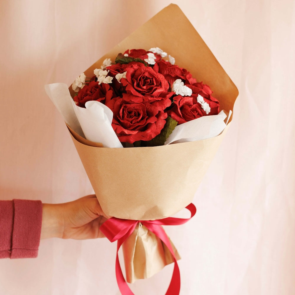 Flowrette Fleurs en papier Passion bouquet papier 5 roses rouges S