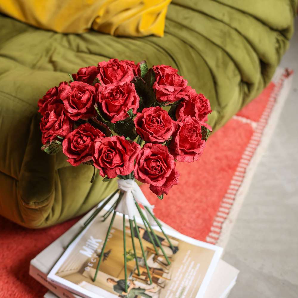 Flowrette Grand Amour bouquet papier roses rouges taille S