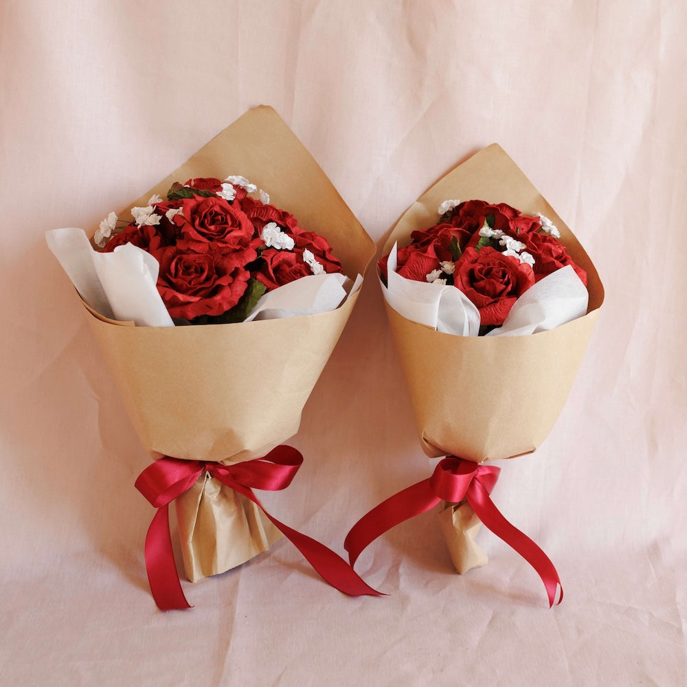 Flowrette Fleurs en papier Passion bouquet papier 5 roses rouges S