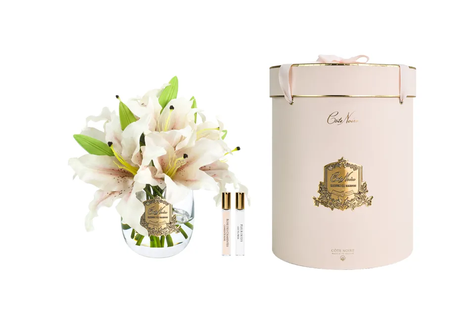 Côte Noire LIL02 lys blush bouquet parfumé badge doré