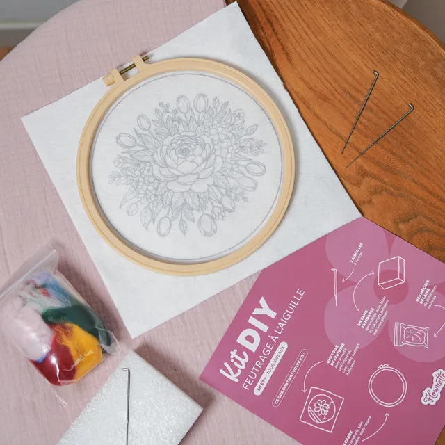 Flowrette Loisirs créatifs Kit feutrage Pivoine tableau laine 20cm