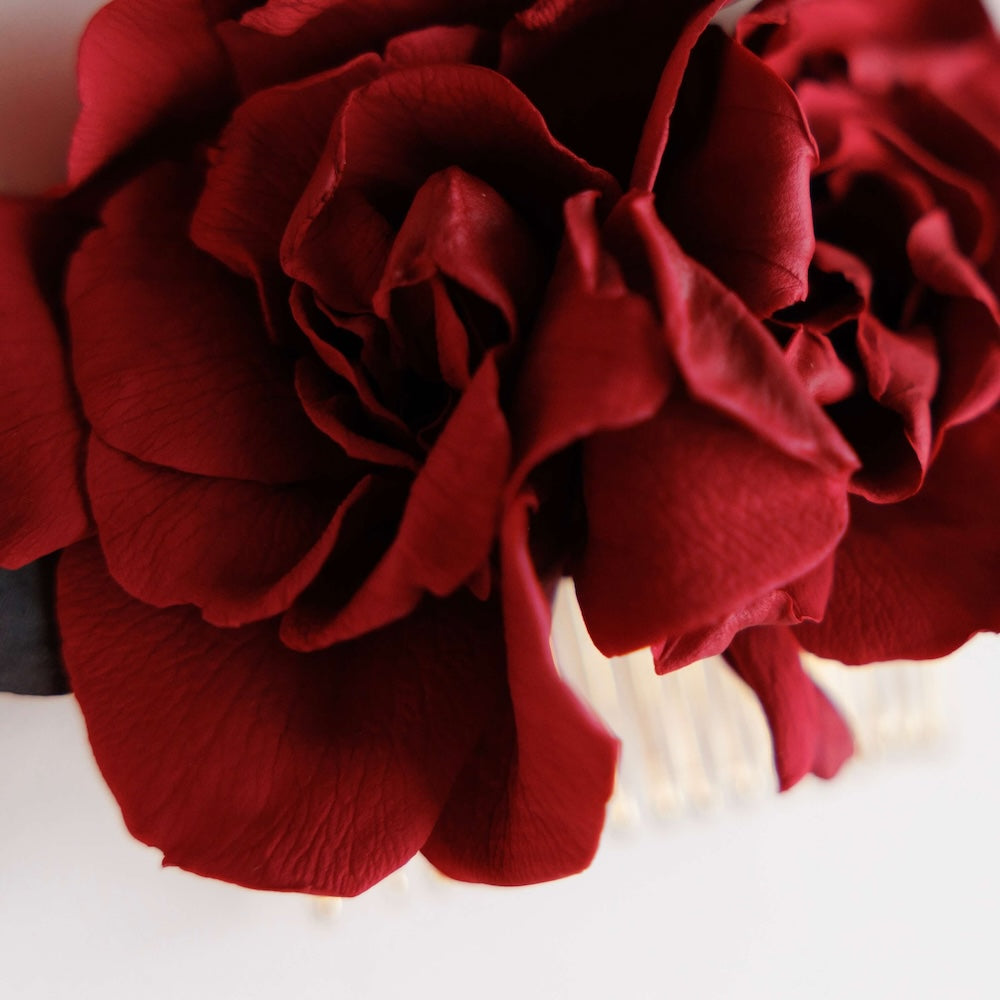 Flowrette Bijoux peigne Clémence fleurs stabilisées rouge mariage