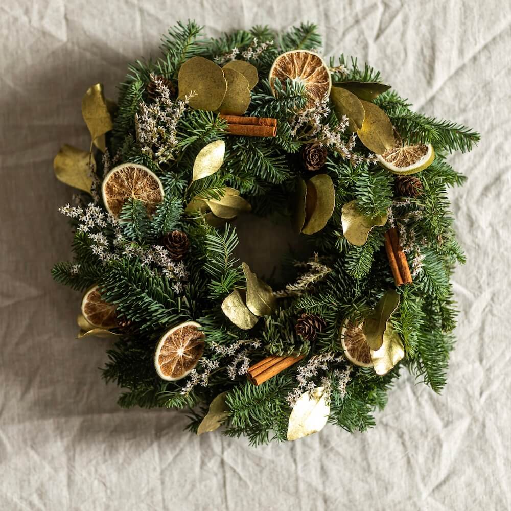 Flowrette Couronne de Noël sapin frais fleurs séchées cannelle
