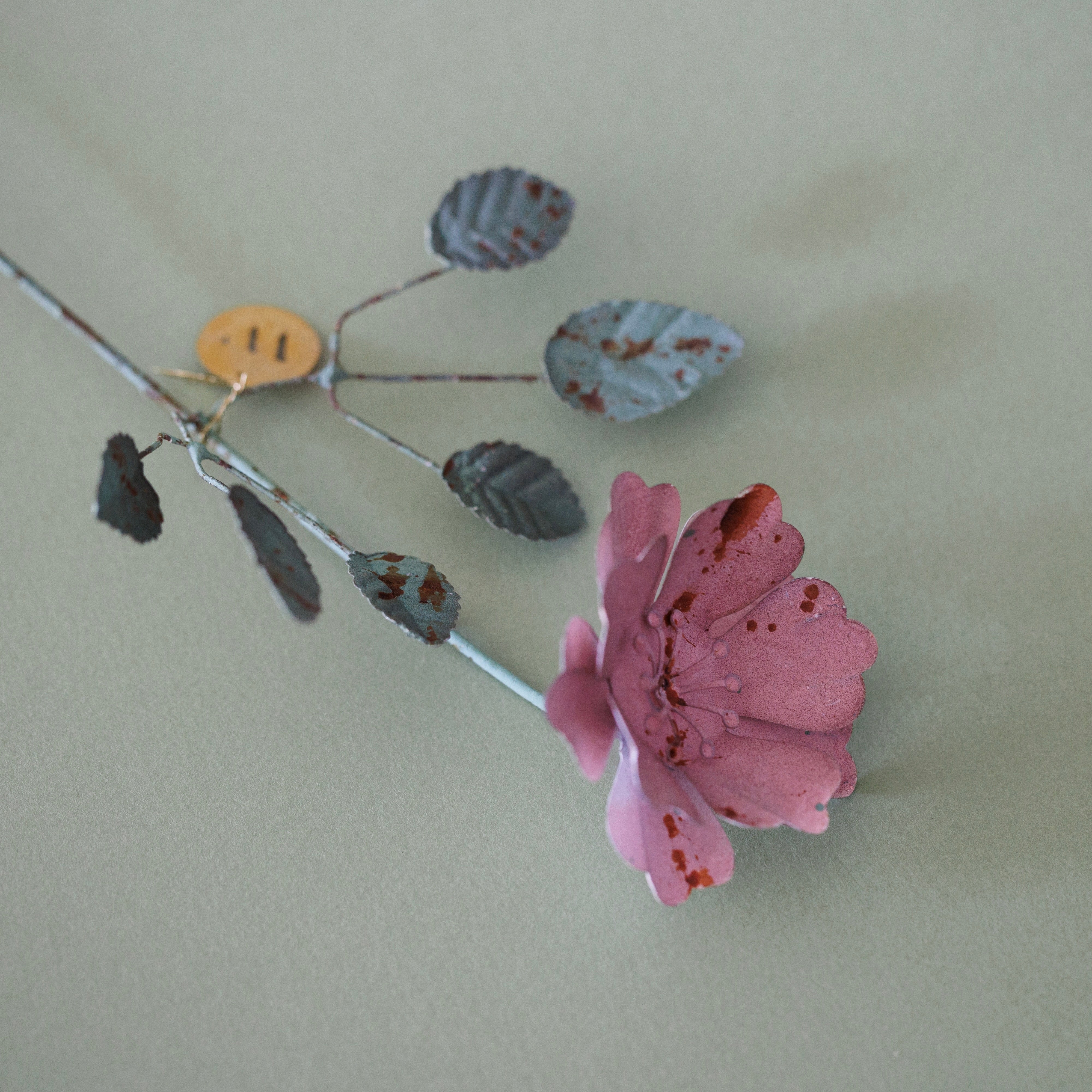 Flowrette Kalika fleur laiton rose patiné déco