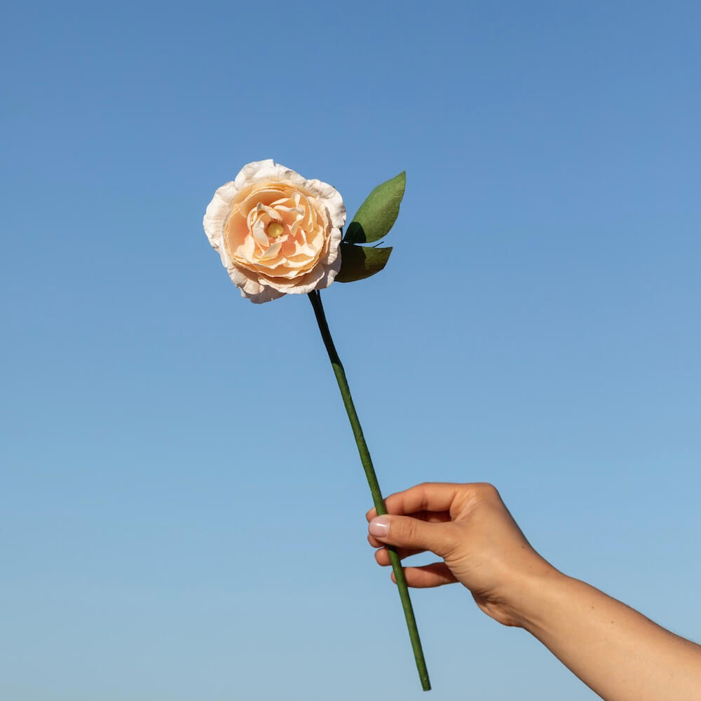 Flowrette Camélia fleur en papier pêche x1