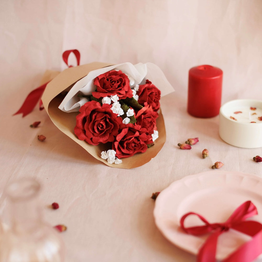 Flowrette Fleurs en papier Passion bouquet papier 5 roses rouges S