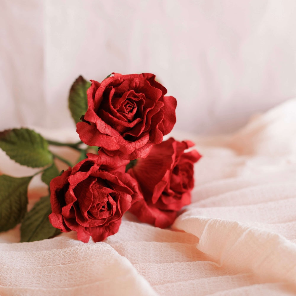 Flowrette Bouquet Papier Rouge Éclatant 3 Roses Rouges