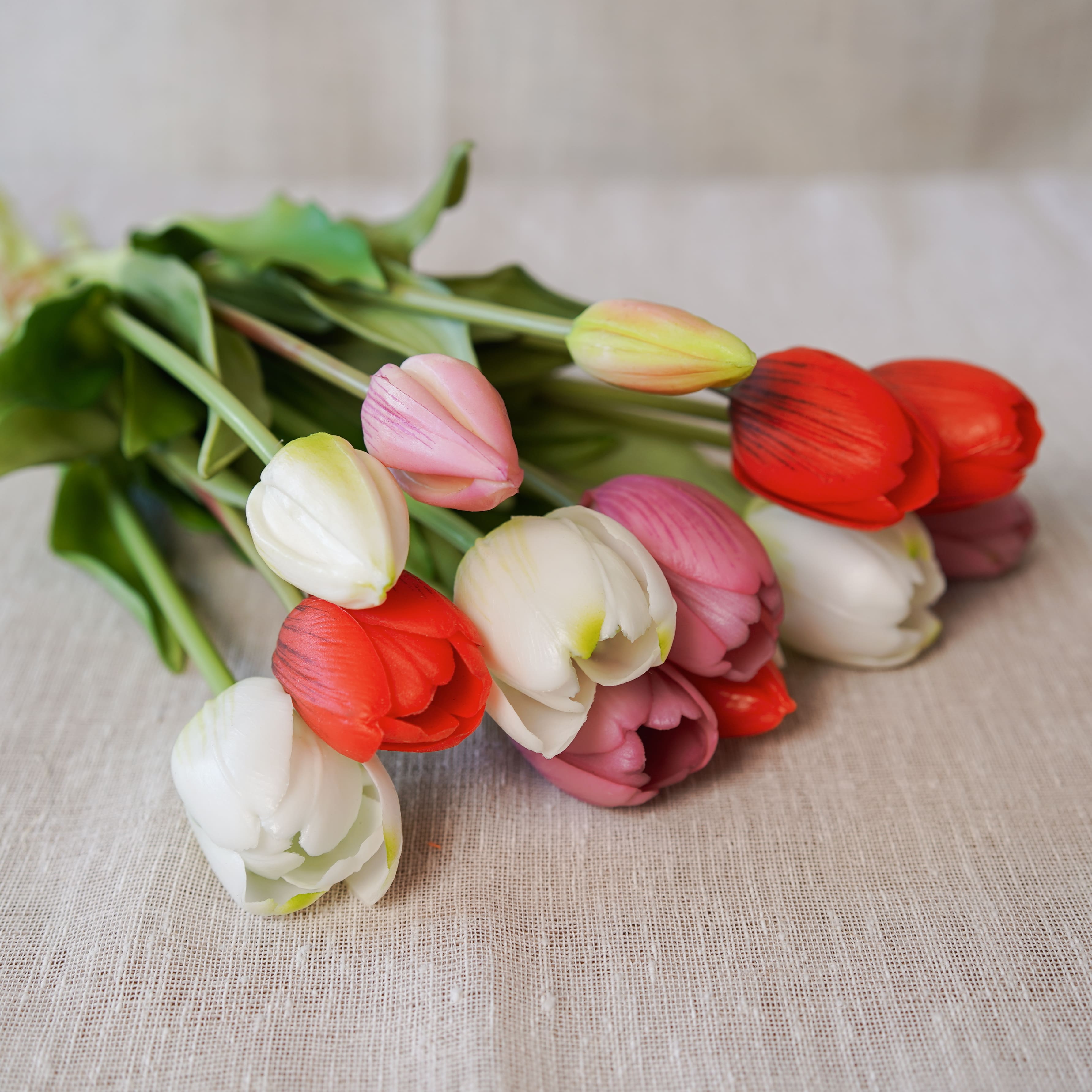 Flowrette Artificielles Bouquet Justine tulipes rose rouge blanc